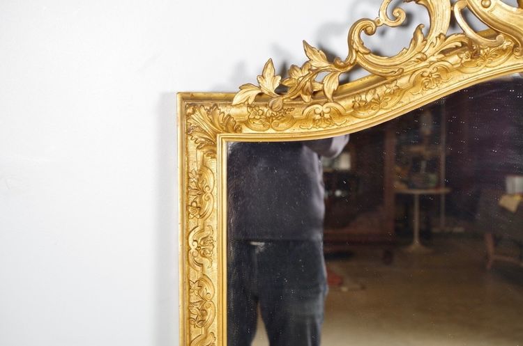 Grande specchio Luigi XIV in legno e stucco dorato, circa 1880.