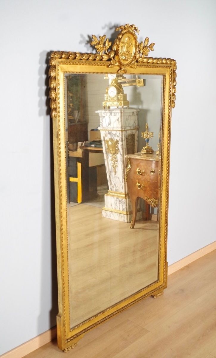 Grand miroir Louis XVI en bois doré à la feuille, vers 1880