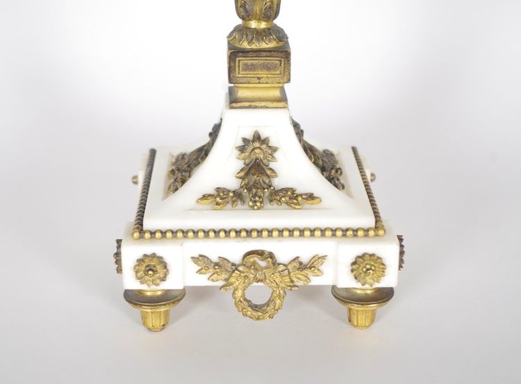Coppia di candelabri Luigi XVI in marmo bianco e bronzo dorato, circa 1880.