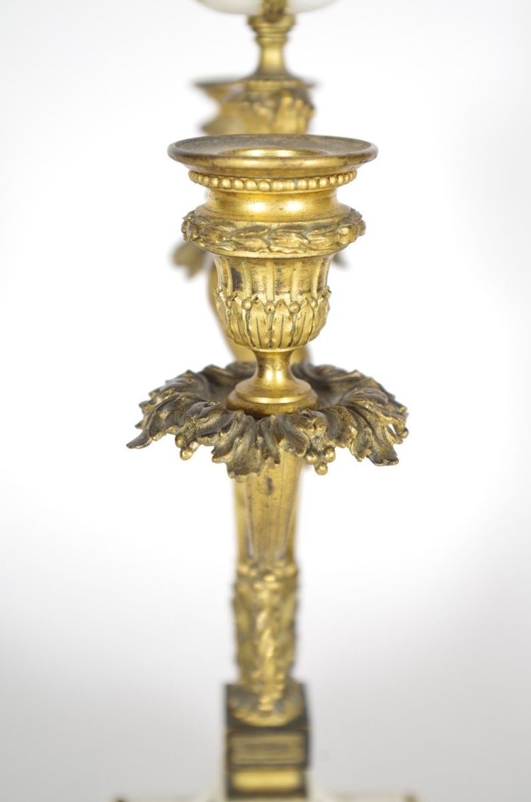 Coppia di candelabri Luigi XVI in marmo bianco e bronzo dorato, circa 1880.