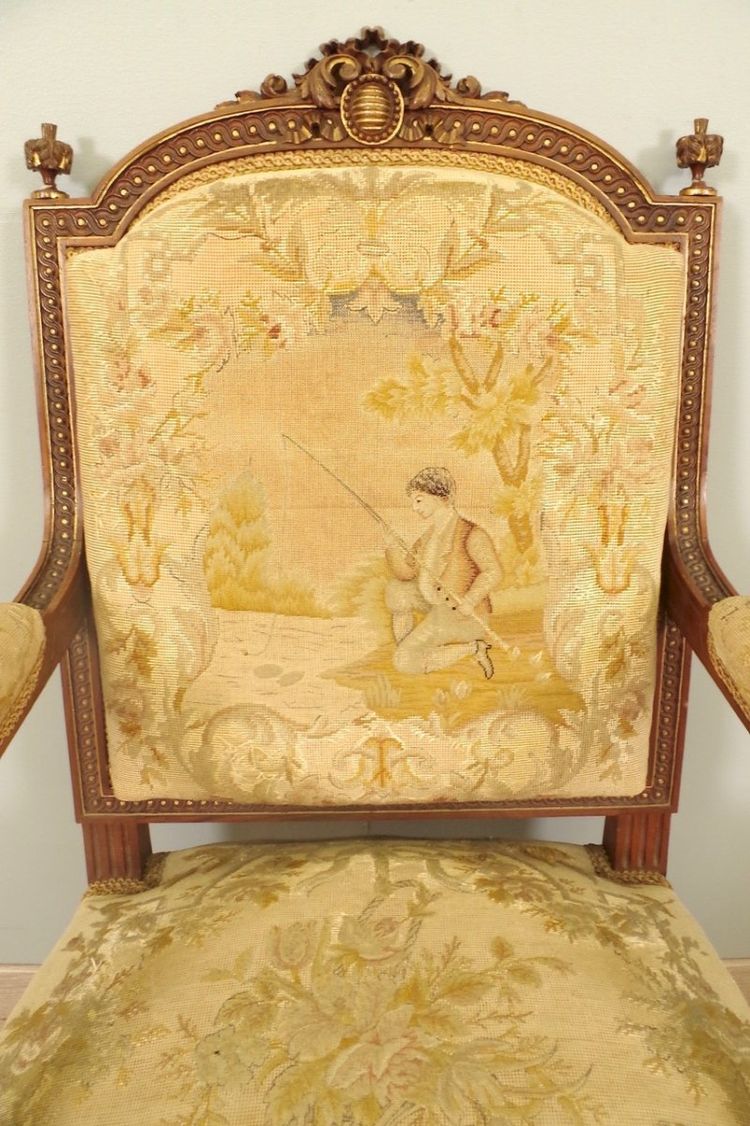 PAIRE DE FAUTEUILS LOUIS XVI EN NOYER DORÉ, TAPISSERIE AU PETIT POINT