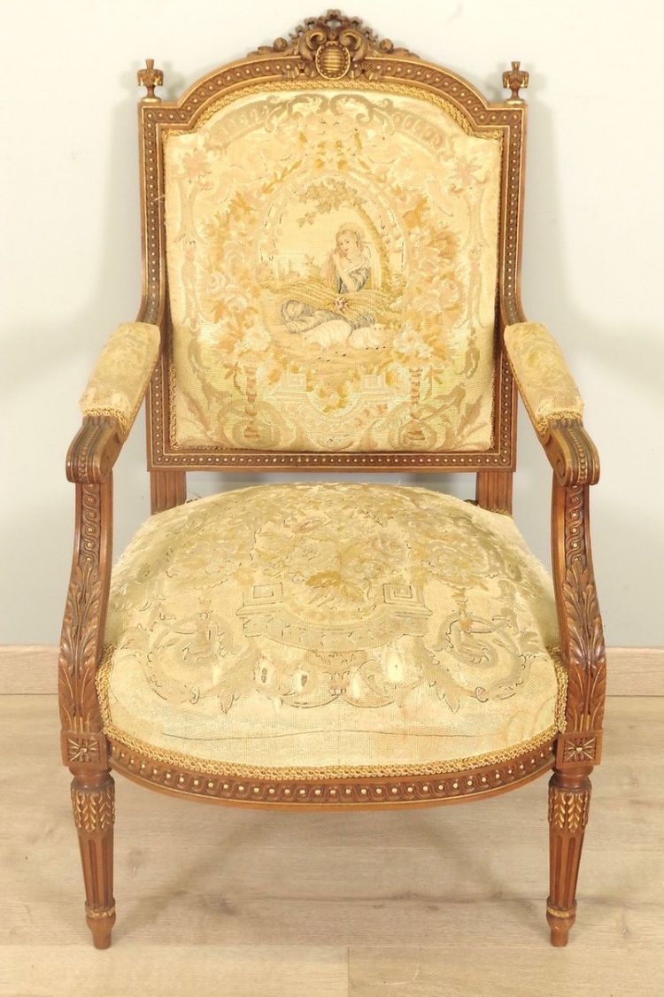 Paire de fauteuils Louis XVI en noyer doré, tapisserie au petit point