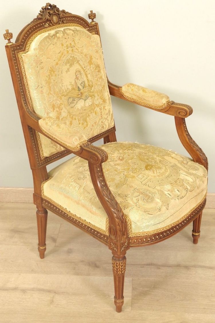 Paire de fauteuils Louis XVI en noyer doré, tapisserie au petit point