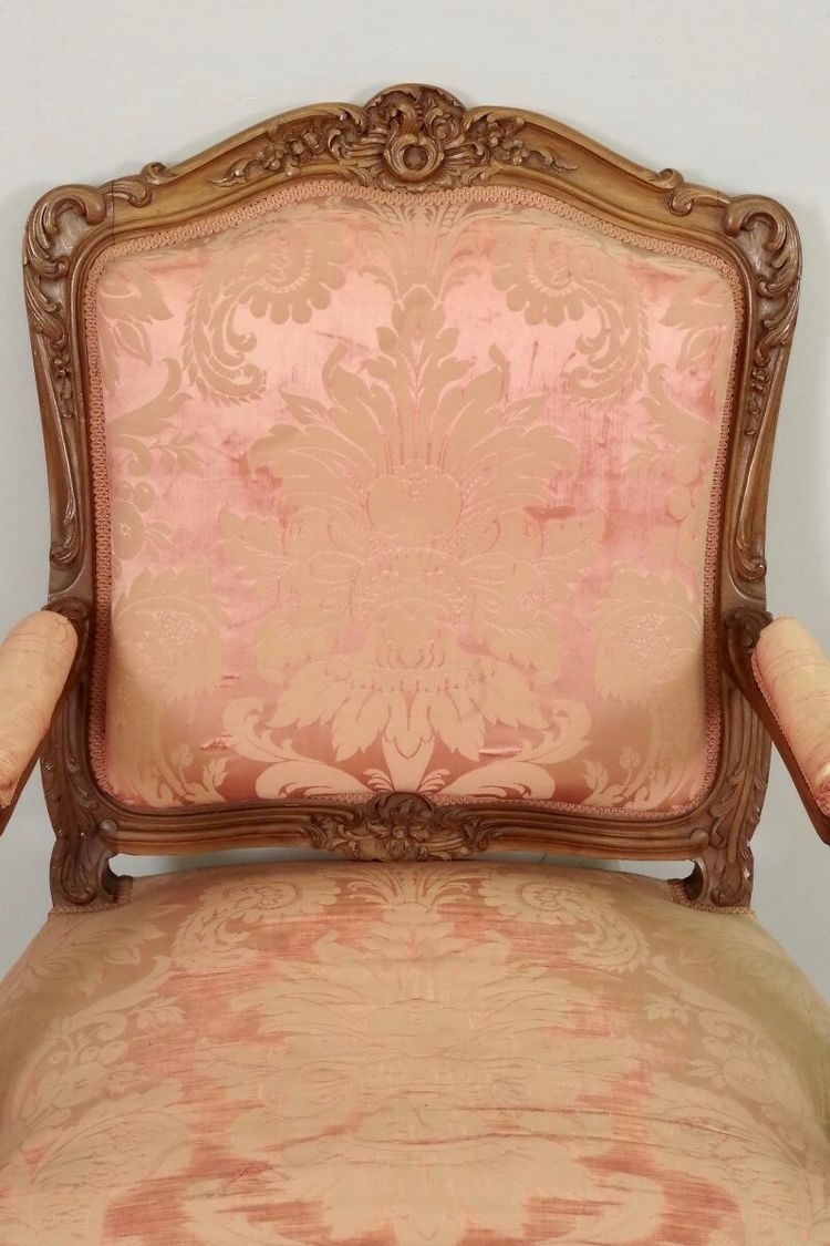 Paire de fauteuils à la Reine Louis XV en noyer sculpté – vers 1900