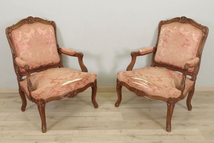 Suite de quatre fauteuils à la Reine Louis XV en noyer sculpté