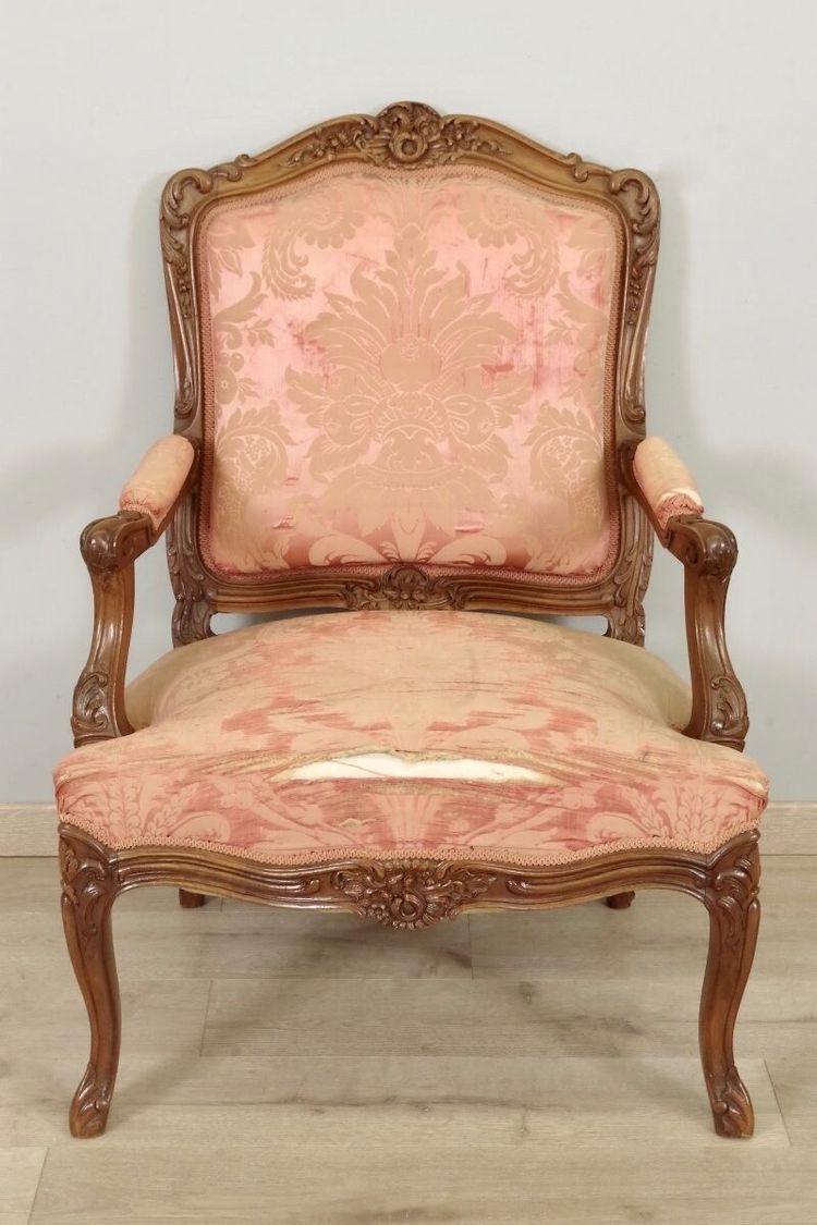 Suite de quatre fauteuils à la Reine Louis XV en noyer sculpté