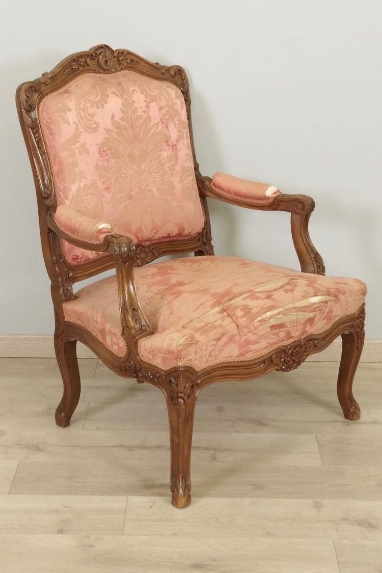 Suite de quatre fauteuils à la Reine Louis XV en noyer sculpté