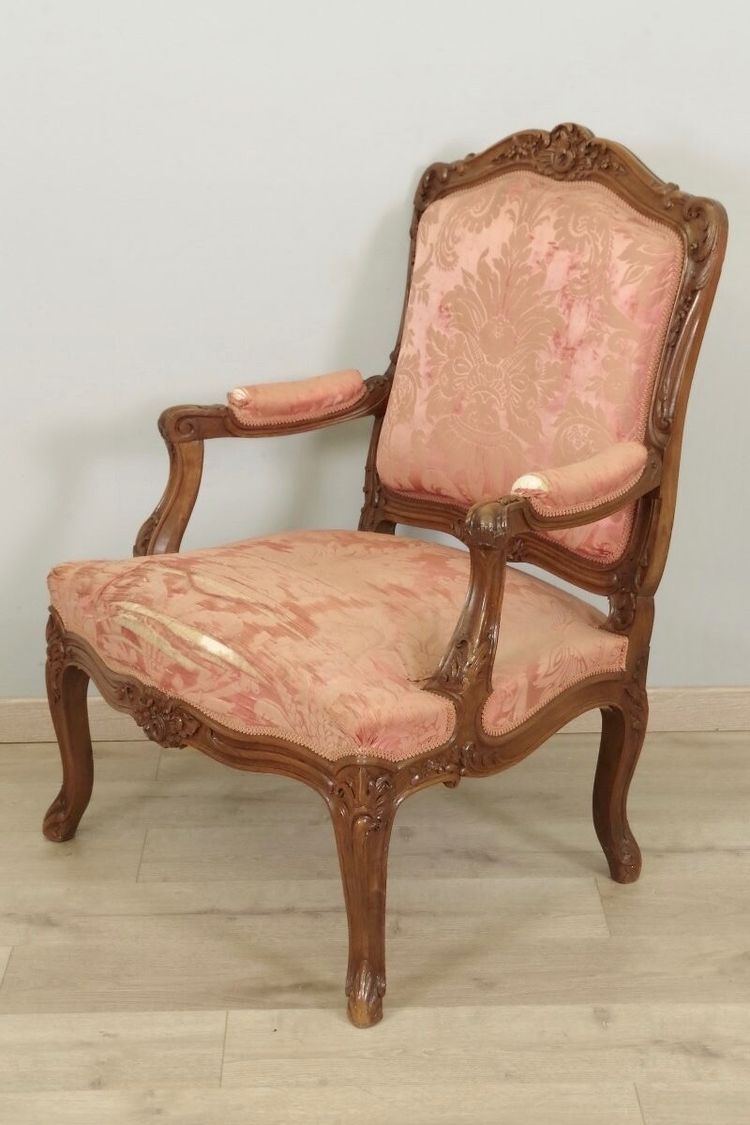 Suite de quatre fauteuils à la Reine Louis XV en noyer sculpté