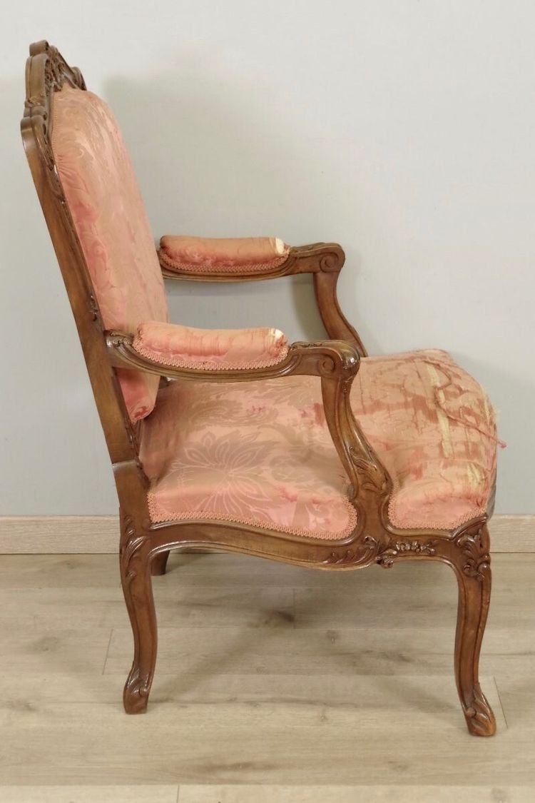 Suite de quatre fauteuils à la Reine Louis XV en noyer sculpté