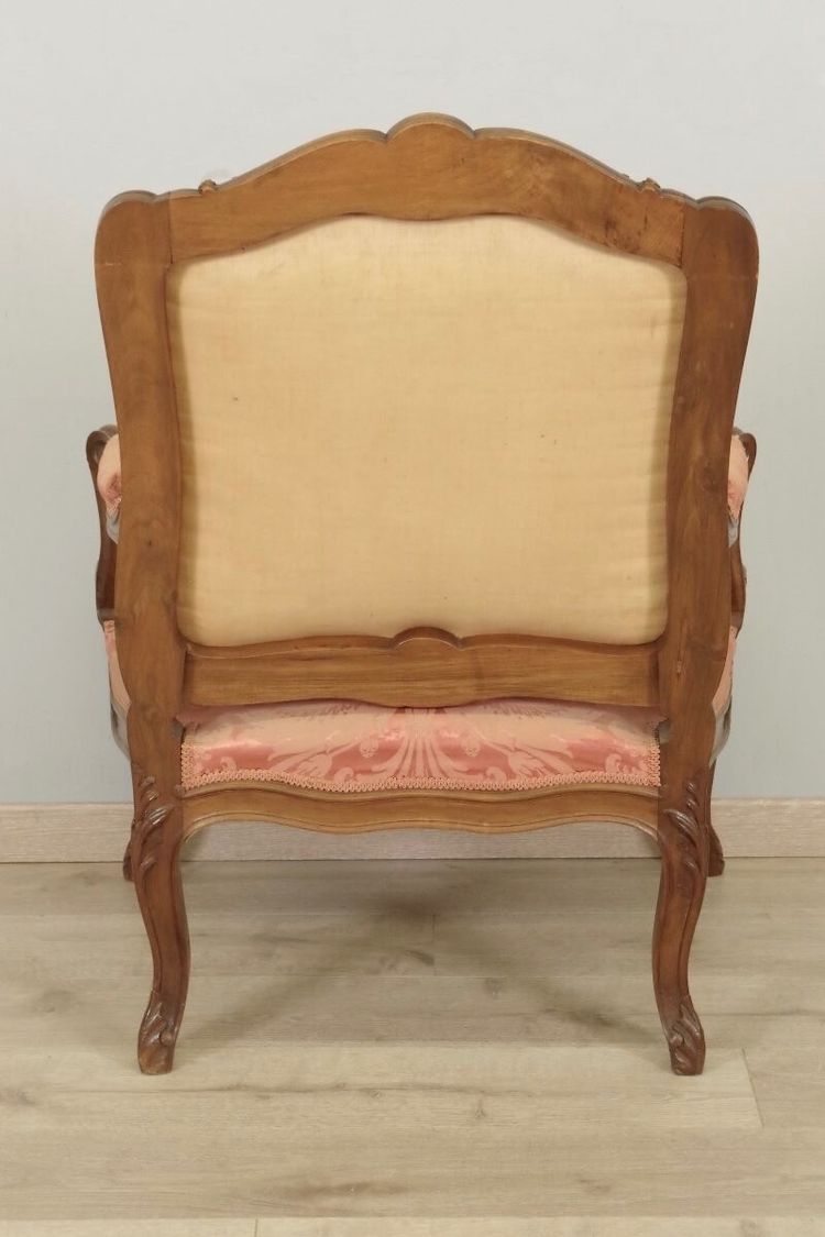 Suite de quatre fauteuils à la Reine Louis XV en noyer sculpté