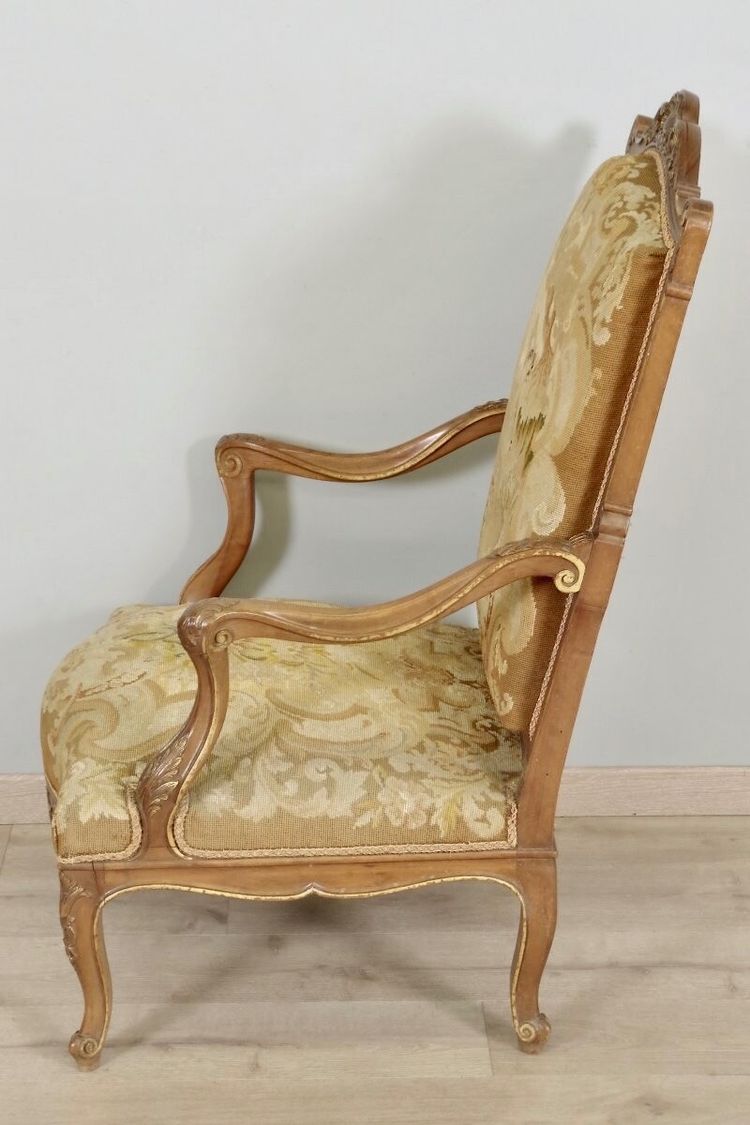 Paire de fauteuils Régence en noyer doré, tapisserie au petit point - vers 1900