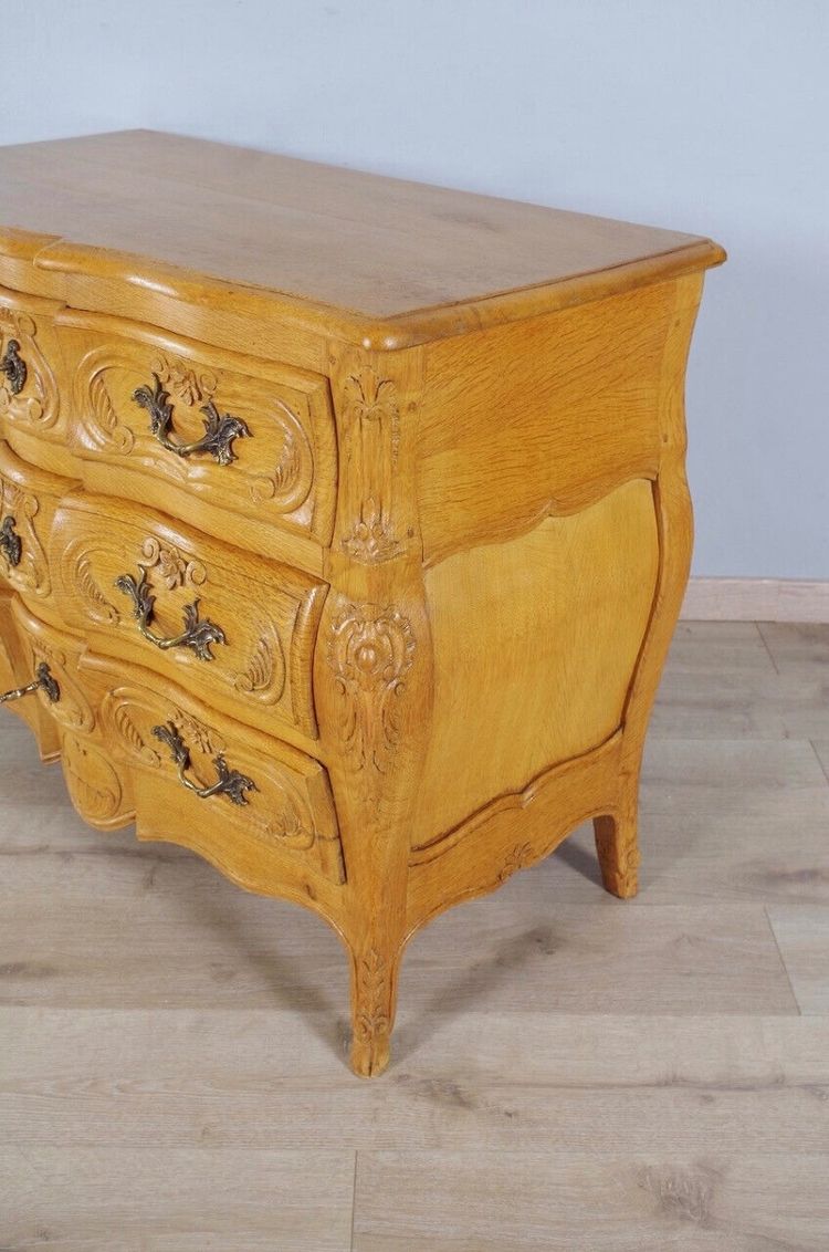 Kommode im Stil Louis XV aus heller Eiche mit geschwungener Front, um 1950