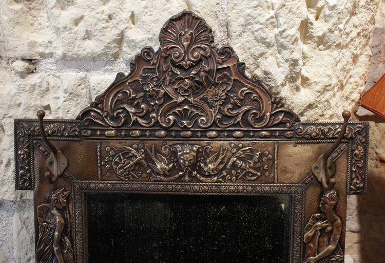 Miroir porte-manteaux en laiton repoussé décor de nymphes et rocailles fin 19ème siècle