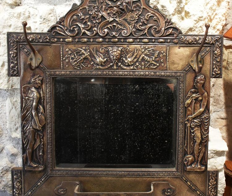Miroir porte-manteaux en laiton repoussé décor de nymphes et rocailles fin 19ème siècle