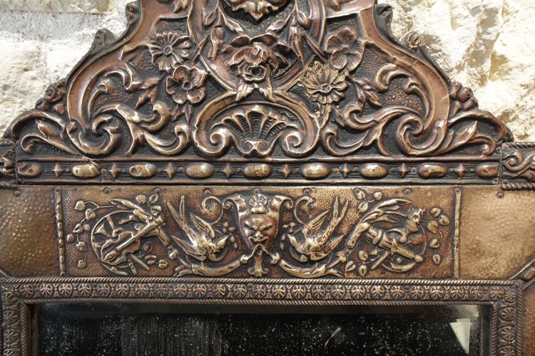 Miroir porte-manteaux en laiton repoussé décor de nymphes et rocailles fin 19ème siècle