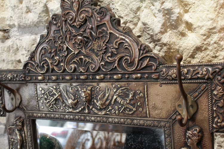 Miroir porte-manteaux en laiton repoussé décor de nymphes et rocailles fin 19ème siècle