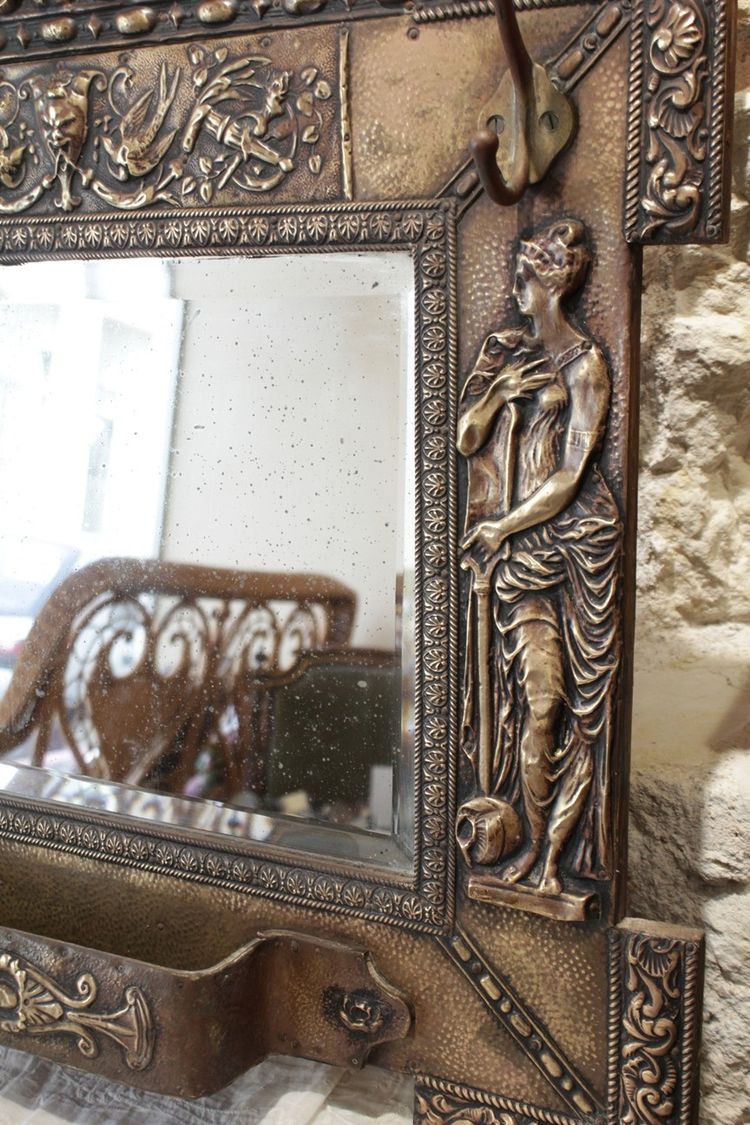 Miroir porte-manteaux en laiton repoussé décor de nymphes et rocailles fin 19ème siècle