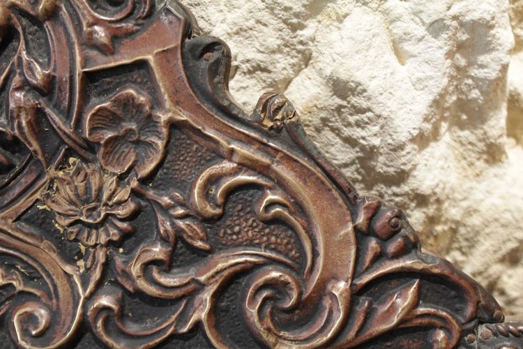 Miroir porte-manteaux en laiton repoussé décor de nymphes et rocailles fin 19ème siècle