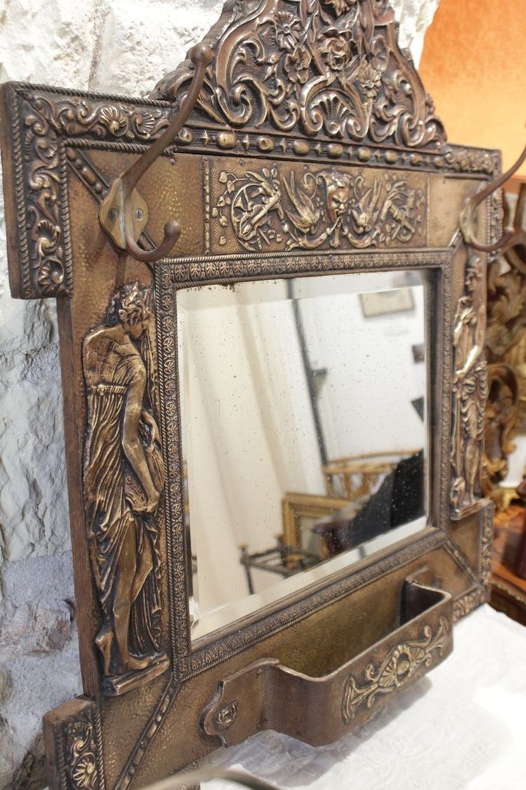 Miroir porte-manteaux en laiton repoussé décor de nymphes et rocailles fin 19ème siècle