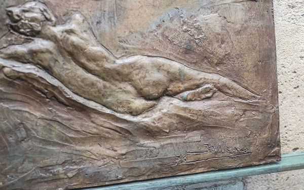 Piastra posteriore di bronzo di donna nuda