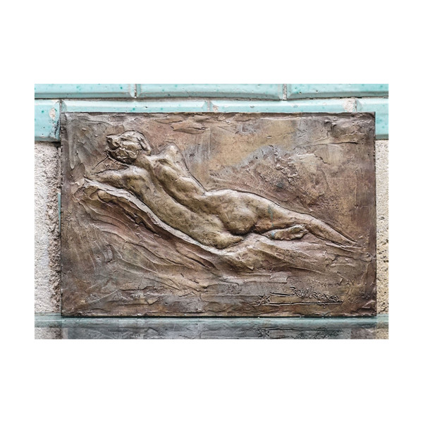 Piastra posteriore di bronzo di donna nuda