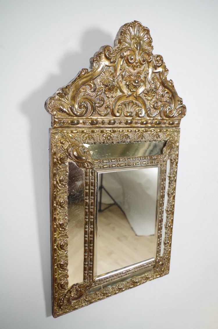 Petit miroir à parecloses Louis XIV en bois et laiton repoussé, vers 1880