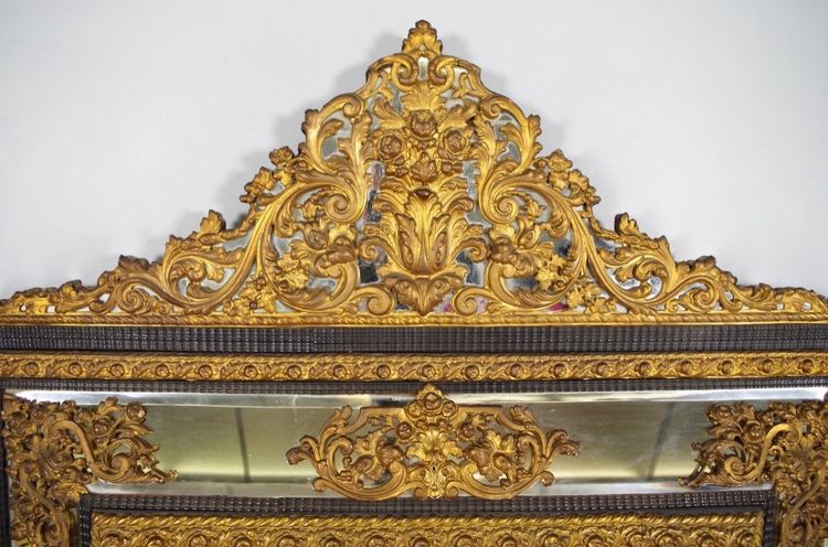 Important miroir Louis XIV à parecloses en bois noirci et doré, vers 1880