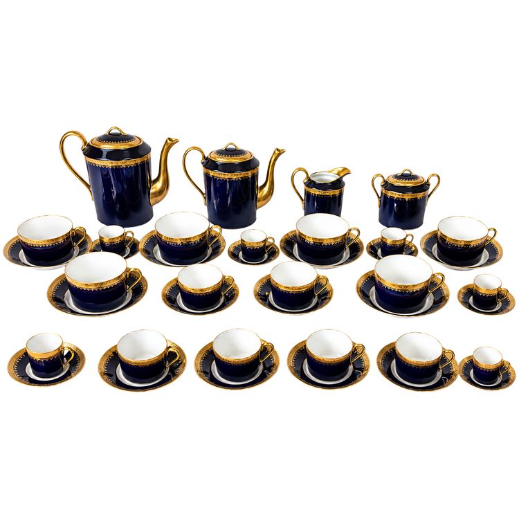 SERVICE À THÉ ET CAFÉ EN PORCELAINE ARTISTIQUE LIMOGES – DÉCOR BLEU COBALT SEVRES ET OR – 22 PIÈCES