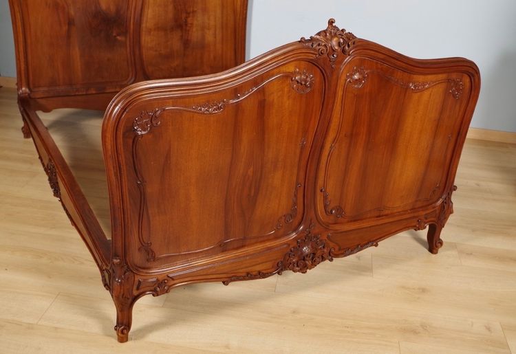 Bett im Stil Ludwigs XV. aus geschnitztem Nussbaumholz, um 1900