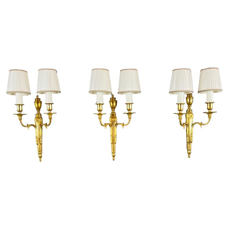 Suite de trois appliques murales de style Louis XVI en bronze doré, XXe Siècle