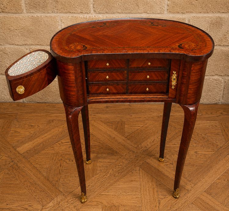 Commode de Dame en Marqueterie  style Louis XV, travail du XXe siècle 