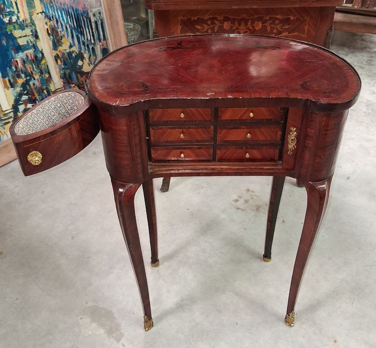 Commode de Dame en Marqueterie  style Louis XV, travail du XXe siècle 