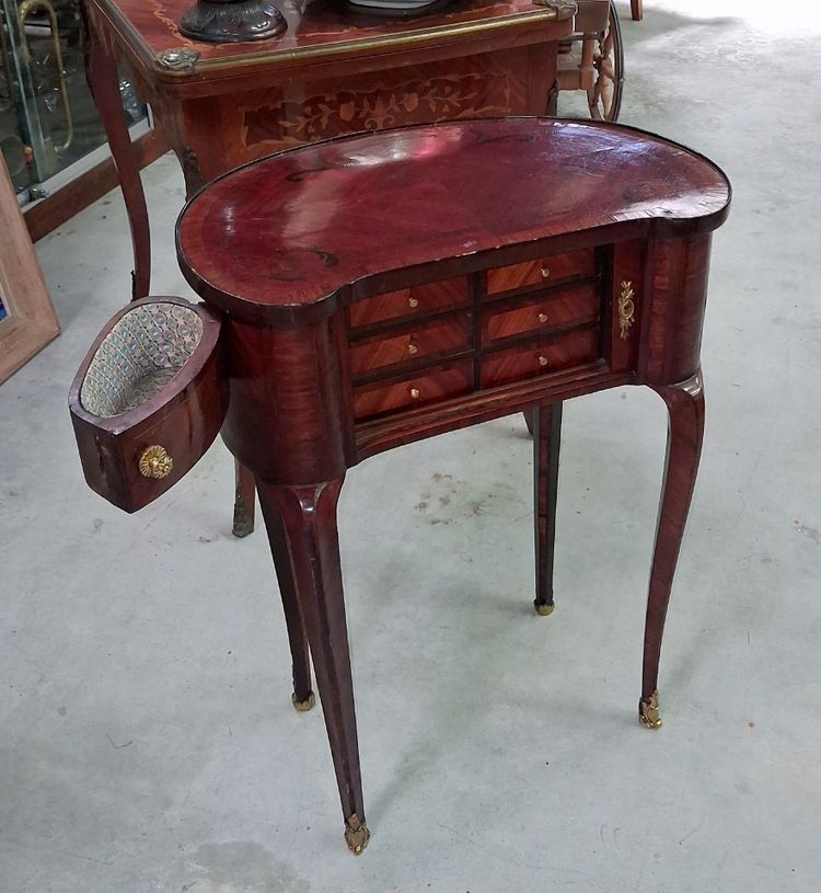 Commode de Dame en Marqueterie  style Louis XV, travail du XXe siècle 