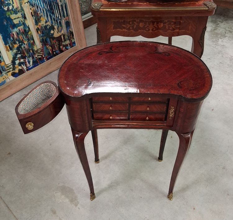 Commode de Dame en Marqueterie  style Louis XV, travail du XXe siècle 