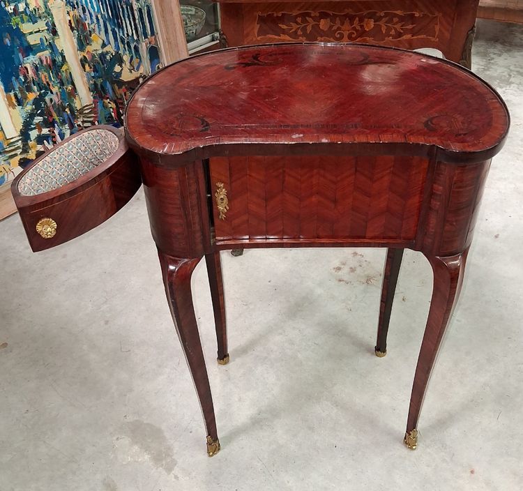 Commode de Dame en Marqueterie  style Louis XV, travail du XXe siècle 