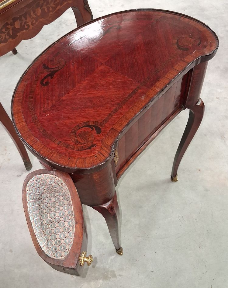 Commode de Dame en Marqueterie  style Louis XV, travail du XXe siècle 