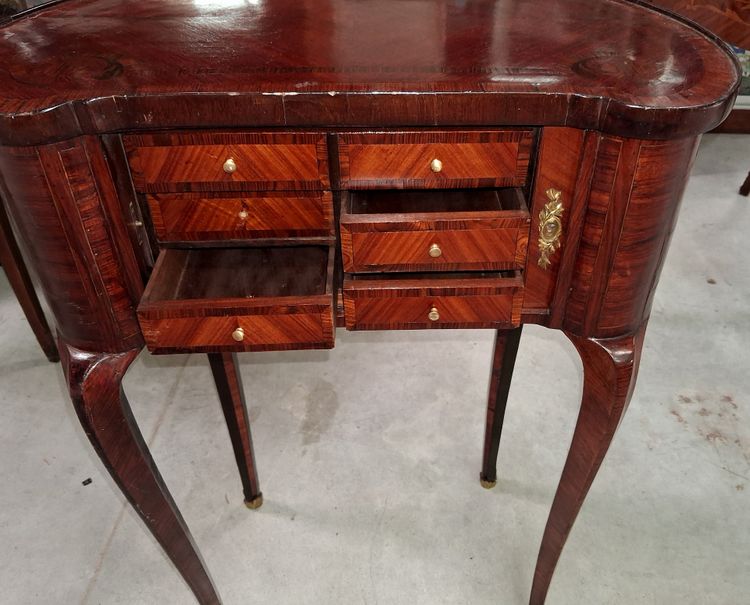Commode de Dame en Marqueterie  style Louis XV, travail du XXe siècle 