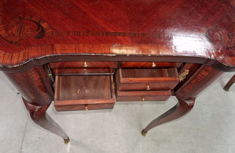 Commode de Dame en Marqueterie  style Louis XV, travail du XXe siècle 