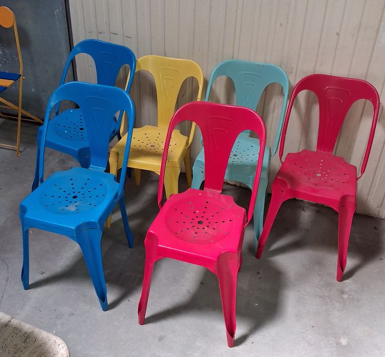 Set of 6 Tolix-style chairs, multicolored, French industrial design – late 20th century