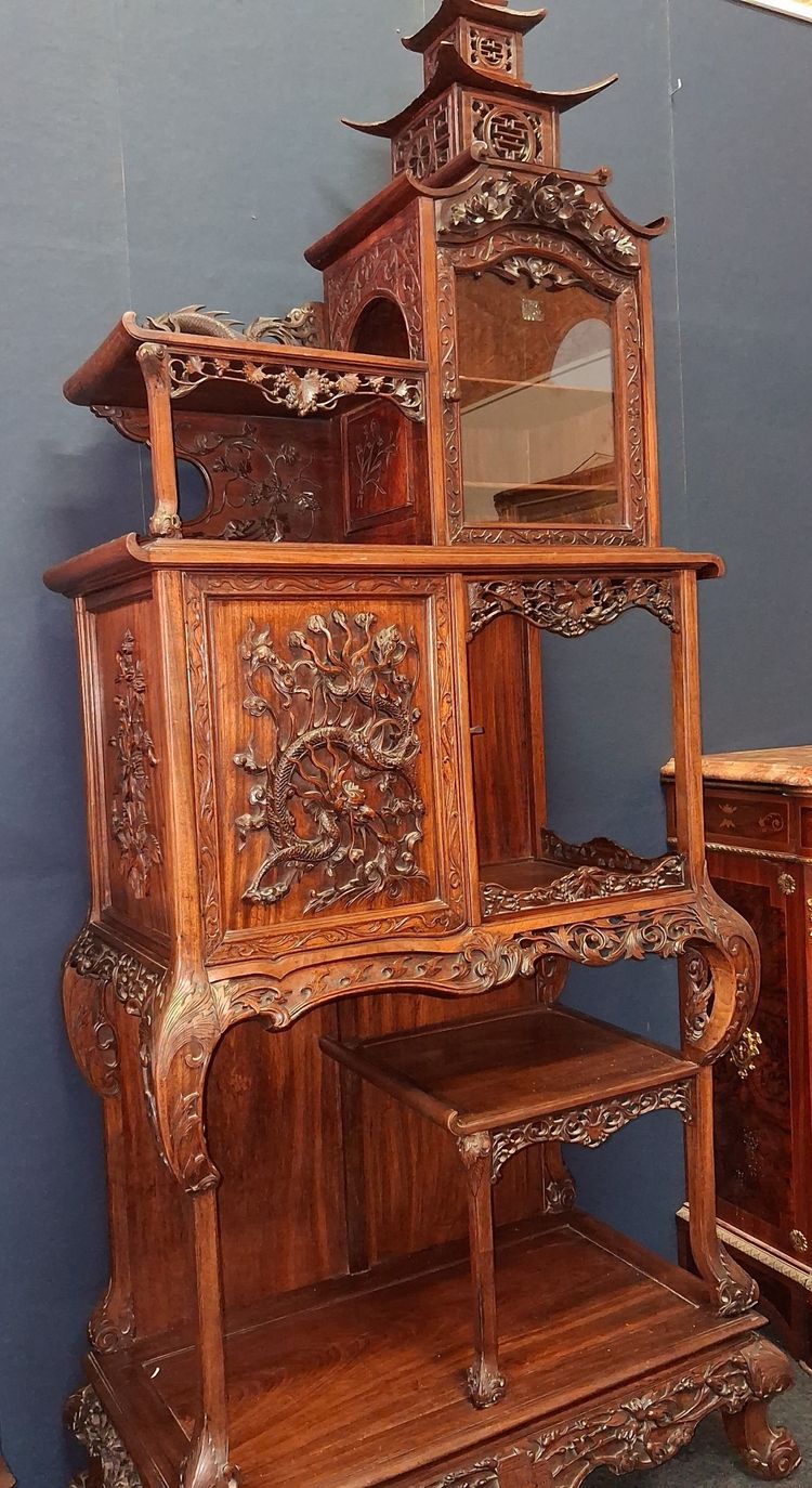 Important Japanese-style carved wooden display cabinet, Far Eastern work, late 19th century