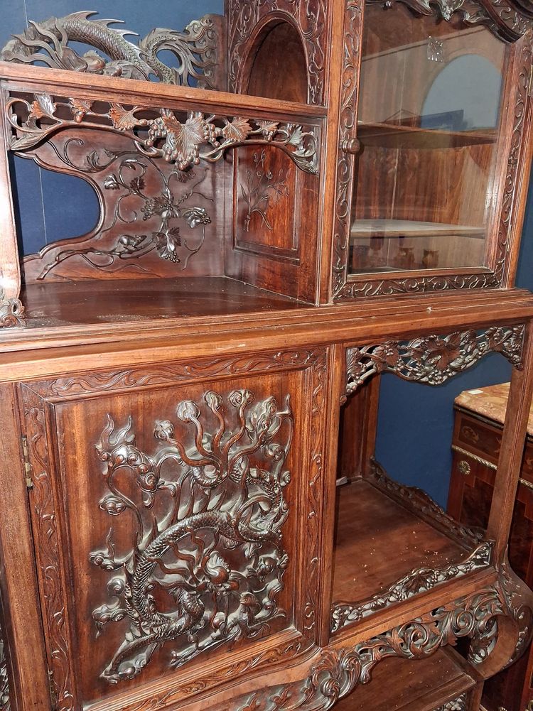 Important Japanese-style carved wooden display cabinet, Far Eastern work, late 19th century
