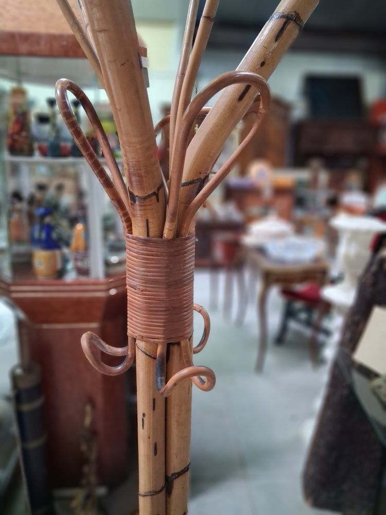 Appendiabiti a forma di pappagallo in bambù e rattan. Dimensioni: H. 198 cm