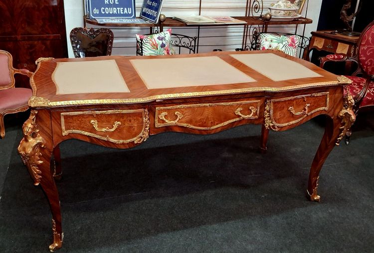 Large Louis XV style flat desk after Charles Cressent in marquetry and gilt bronze