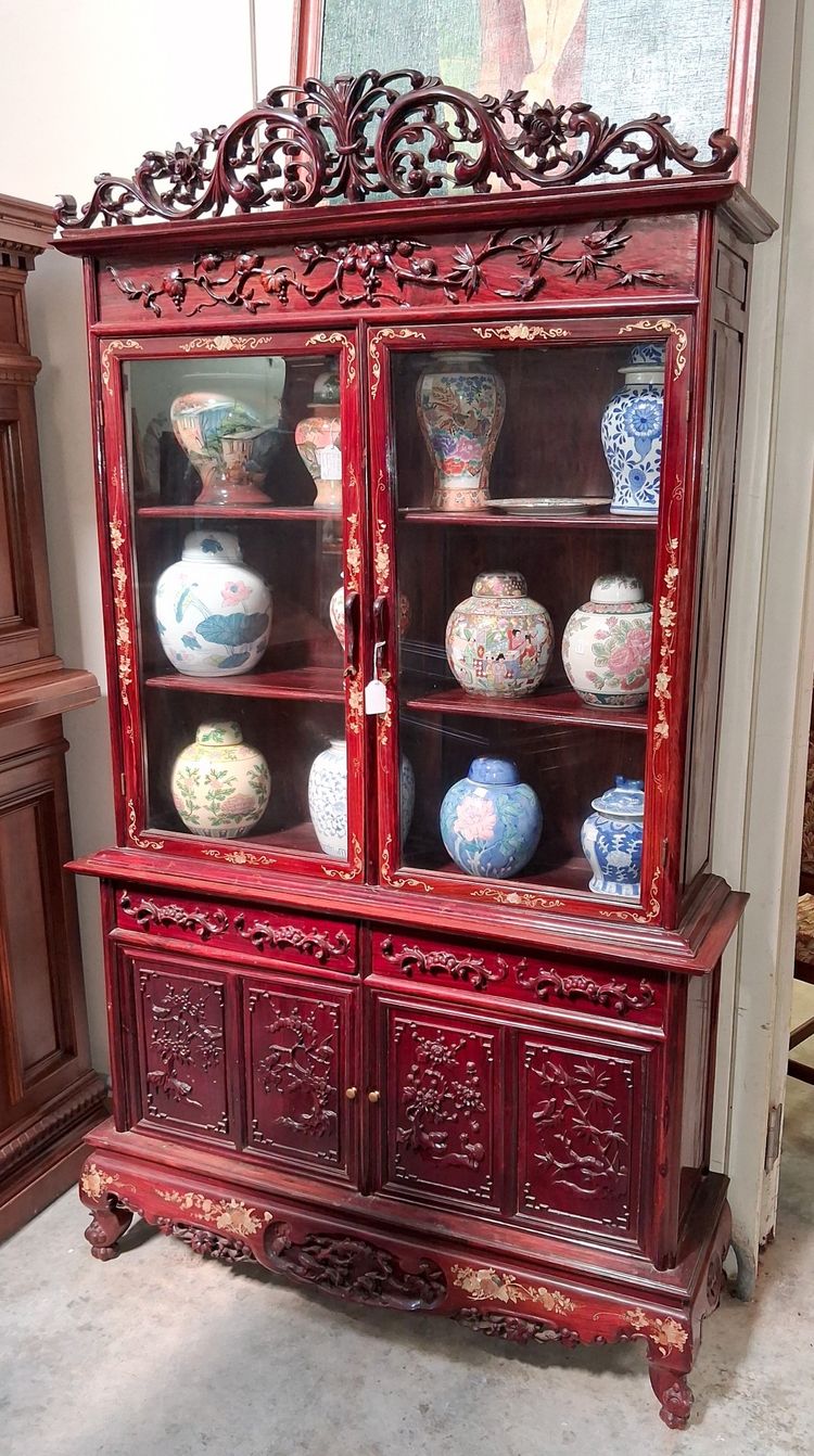 Chinese bookcase in carved and gilded red lacquered wood