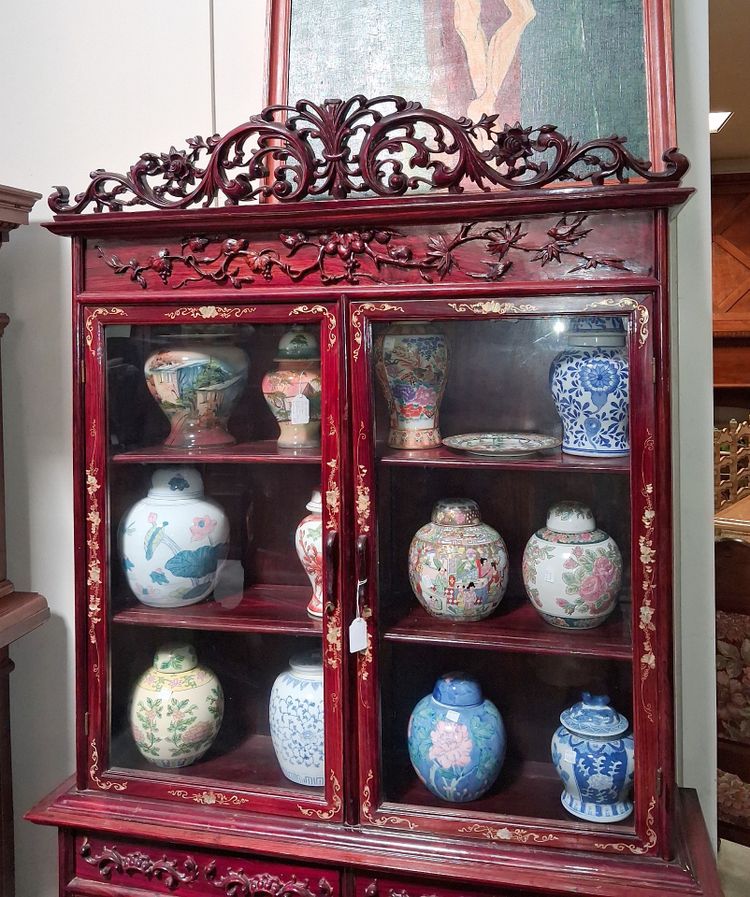 Chinese bookcase in carved and gilded red lacquered wood