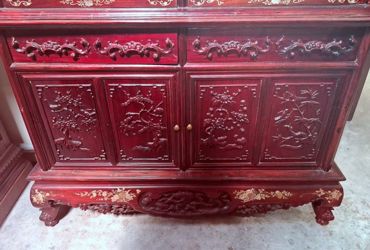 Chinese bookcase in carved and gilded red lacquered wood