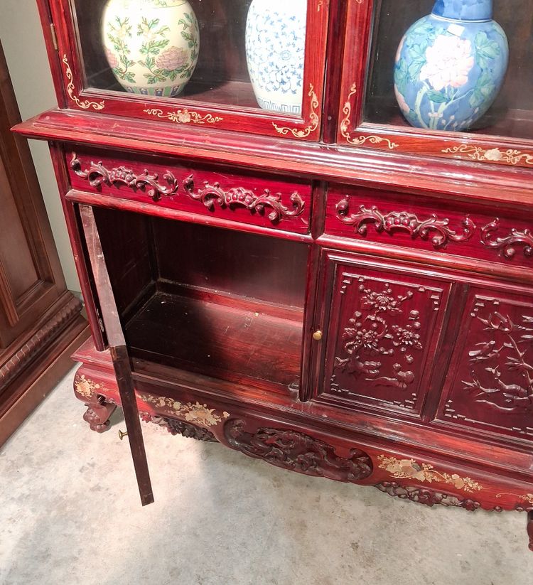 Chinese bookcase in carved and gilded red lacquered wood