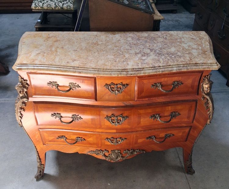 Commode Galbée De Style Louis XV En Marqueterie, Plateau De Marbre époque début XXeme