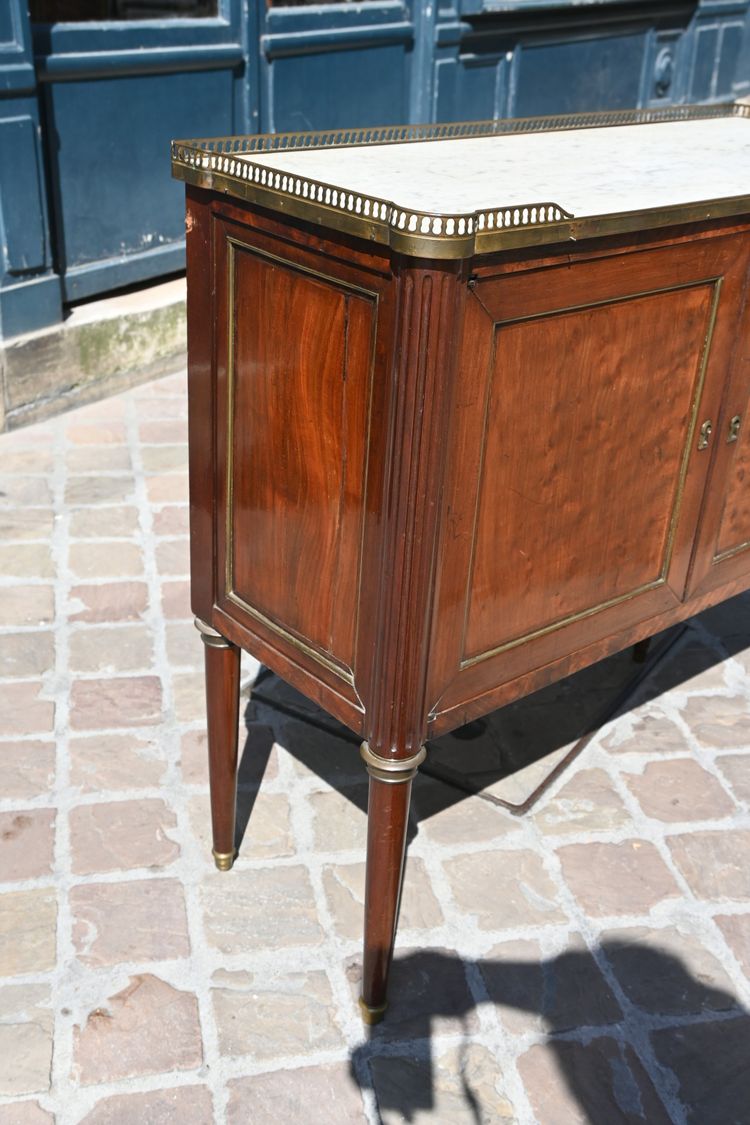 Elegante credenza a due ante in mogano screziato, risalente al periodo Luigi XVI del XVIII secolo.