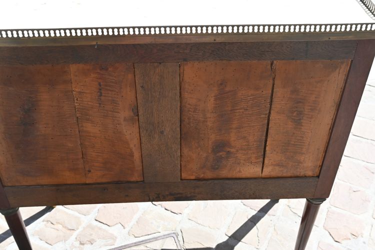Elegante credenza a due ante in mogano screziato, risalente al periodo Luigi XVI del XVIII secolo.